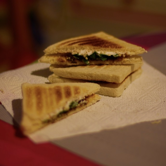 Sandwichs triangles fromage frais moutarde et épinard